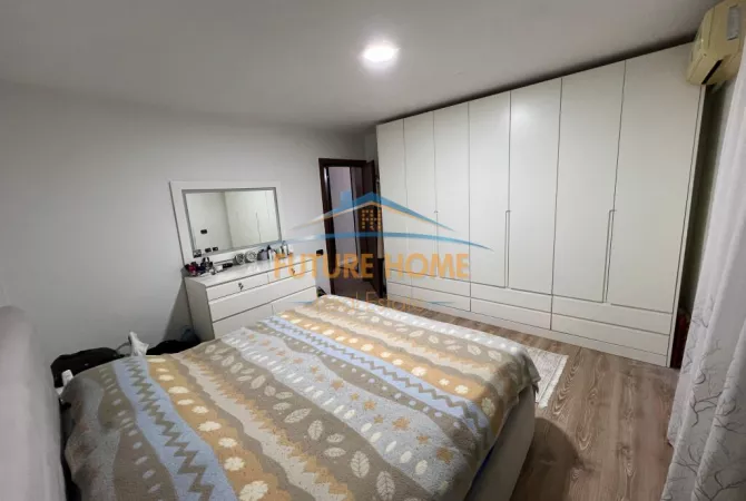 Shtepi ne shitje Apartament ne Tirane, 3+1, Mobilimi E mobiluar, Pagesa 160,000  Euro.