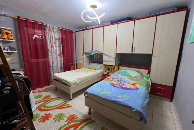 Shtepi ne shitje Apartament ne Tirane, 3+1, Mobilimi E mobiluar, Pagesa 160,000  Euro.