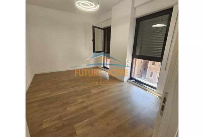 Ambiente Commerciale in Affitto 3+1 a Tirana - 1,100 Euro