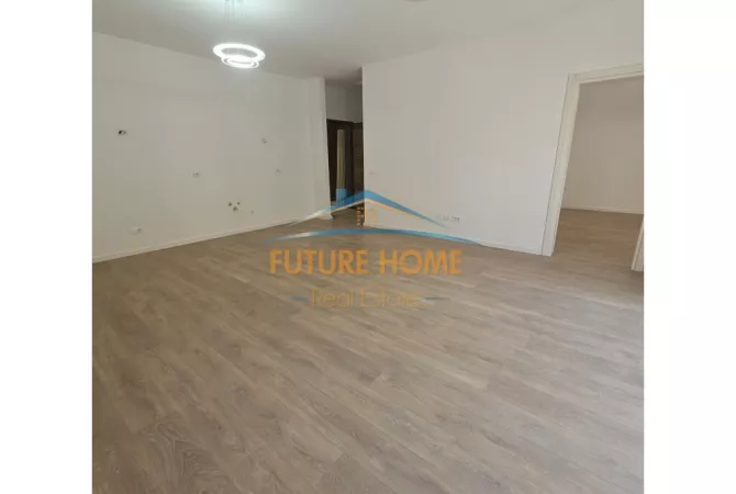 Ambiente Commerciale in Affitto 3+1 a Tirana - 1,100 Euro