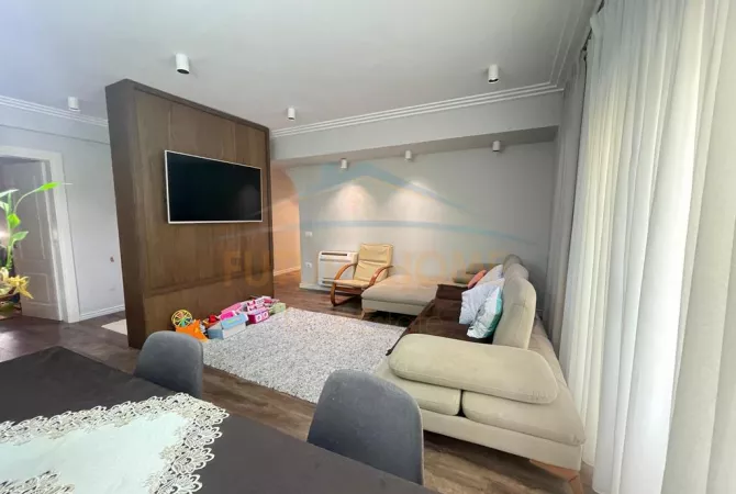Shtepi ne shitje Apartament ne Tirane, 3+1, Mobilimi E mobiluar, Pagesa 240,000  Euro.