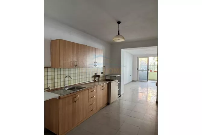 Shtepi me qera Apartament ne Tirane, 2+1, Mobilimi Pjeserisht e mobiluar, Pagesa 500  Euro.