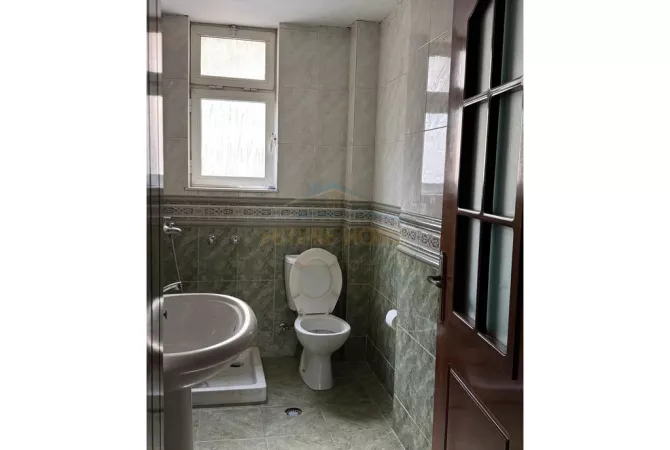 Shtepi me qera Apartament ne Tirane, 2+1, Mobilimi Pjeserisht e mobiluar, Pagesa 500  Euro.