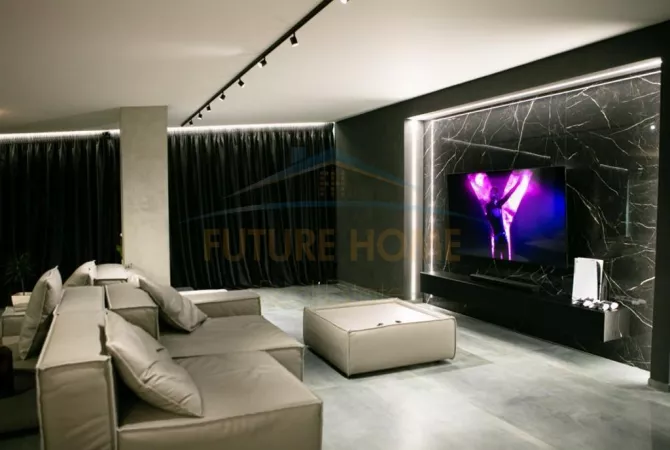 Shtepi ne shitje Penthose(kati i fundit panoramik) ne Tirane, 3+1, Mobilimi E mobiluar, Pagesa 850,000  Euro.