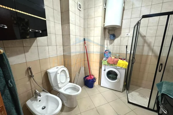 Shtepi ne shitje Apartament ne Tirane, 1+1, Mobilimi Bosh, pa mobiluar, Pagesa 120,000  Euro.