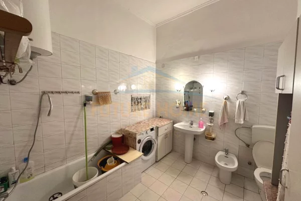 Shtepi me qera Apartament ne Tirane, 3+1, Mobilimi E mobiluar, Pagesa 900  Euro.