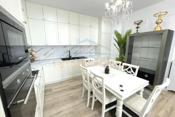 Shtepi me qera Apartament ne Tirane, 2+1, Mobilimi E mobiluar, Pagesa 2,100  Euro.