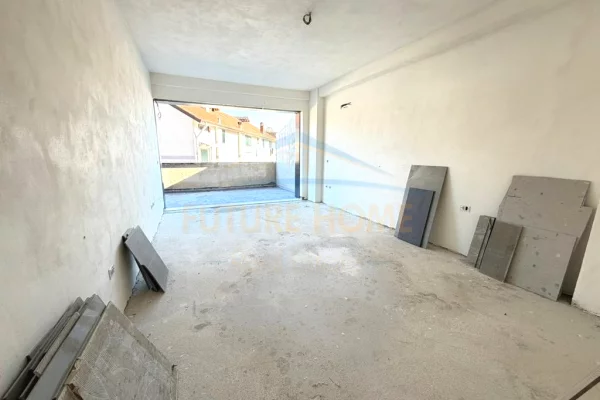 Shtepi ne shitje Apartament ne Tirane, Garsoniere, Mobilimi Bosh, pa mobiluar, Pagesa 86,400  Euro.