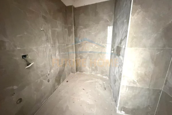 Shtepi ne shitje Apartament ne Tirane, Garsoniere, Mobilimi Bosh, pa mobiluar, Pagesa 86,400  Euro.