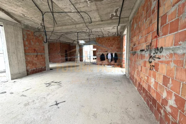 Shtepi ne shitje Vila Luksoze ne Tirane, 3+1, Mobilimi Bosh, pa mobiluar, Pagesa 630,000  Euro.