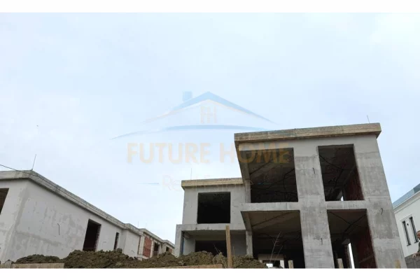 Shtepi ne shitje Vila Luksoze ne Tirane, 3+1, Mobilimi Bosh, pa mobiluar, Pagesa 630,000  Euro.