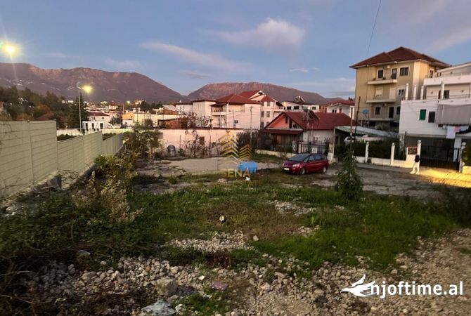 Truall ose Toke  ne Tirane - 125,000 Euro