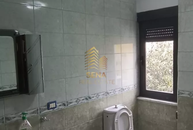 Ambiente Commerciale in Affitto 1+1 a Tirana - 950 Euro