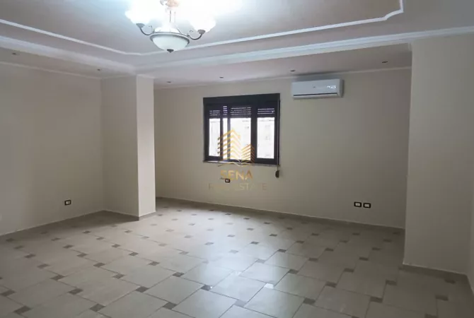 Ambiente Commerciale in Affitto 1+1 a Tirana - 950 Euro
