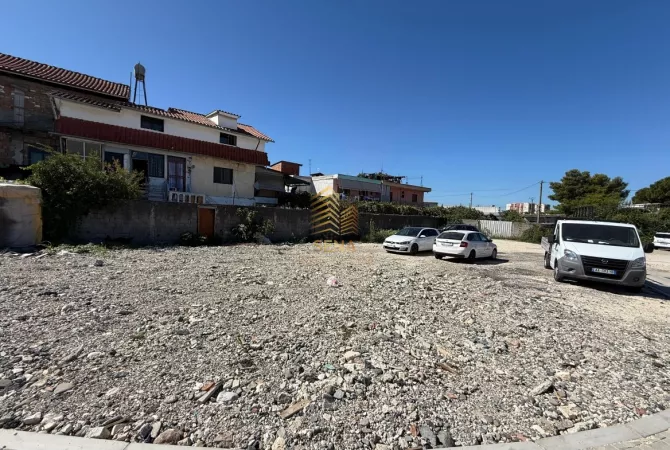 Truall ose Toke ne Tirane - 900 Euro