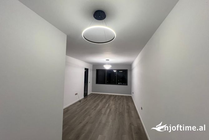 Shtepi ne shitje Apartament ne Tirane, 1+1, Mobilimi Bosh, pa mobiluar, Pagesa 90,000  Euro.