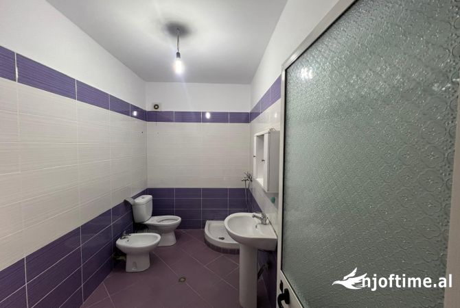 Shtepi ne shitje Apartament ne Tirane, 1+1, Mobilimi Bosh, pa mobiluar, Pagesa 90,000  Euro.