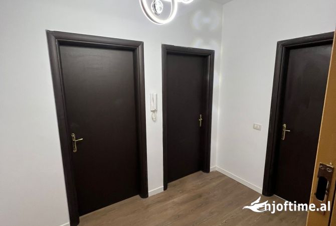 Shtepi ne shitje Apartament ne Tirane, 1+1, Mobilimi Bosh, pa mobiluar, Pagesa 95,000  Euro.