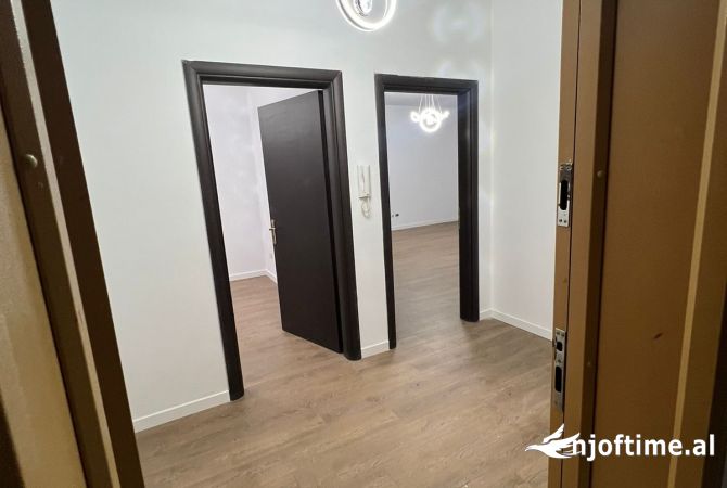 Shtepi ne shitje Apartament ne Tirane, 1+1, Mobilimi Bosh, pa mobiluar, Pagesa 95,000  Euro.