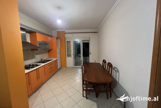 Shtepi me qera Apartament ne Tirane, 1+1, Mobilimi E mobiluar, Pagesa 450  Euro.