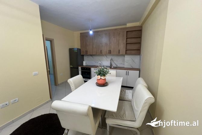 Shtepi me qera Apartament ne Tirane, 2+1, Mobilimi E mobiluar, Pagesa 500  Euro.