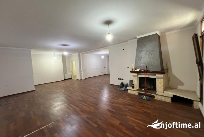 Ambient biznesi me qera 3+1 ne Tirane - 1,000 Euro