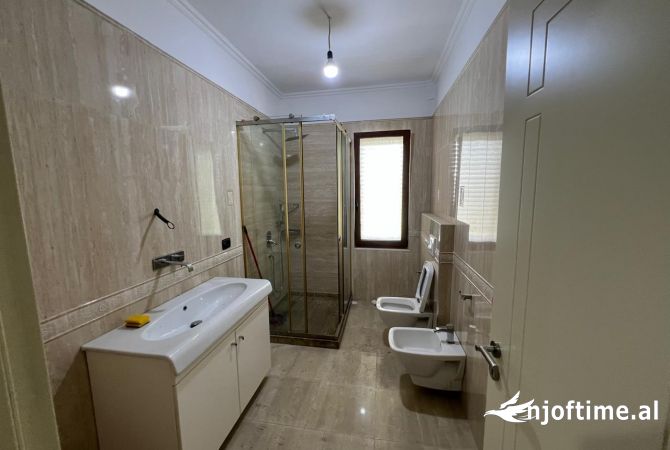 Ambient biznesi me qera 3+1 ne Tirane - 1,000 Euro