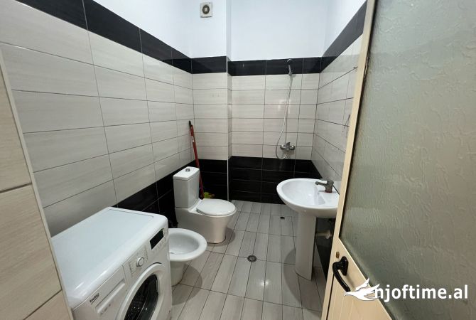 Shtepi ne shitje Apartament ne Tirane, 1+1, Mobilimi Bosh, pa mobiluar, Pagesa 108,000  Euro.