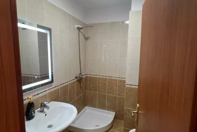 Shtepi ne shitje Apartament ne Tirane, 2+1, Mobilimi Bosh, pa mobiluar, Pagesa 129,000  Euro.