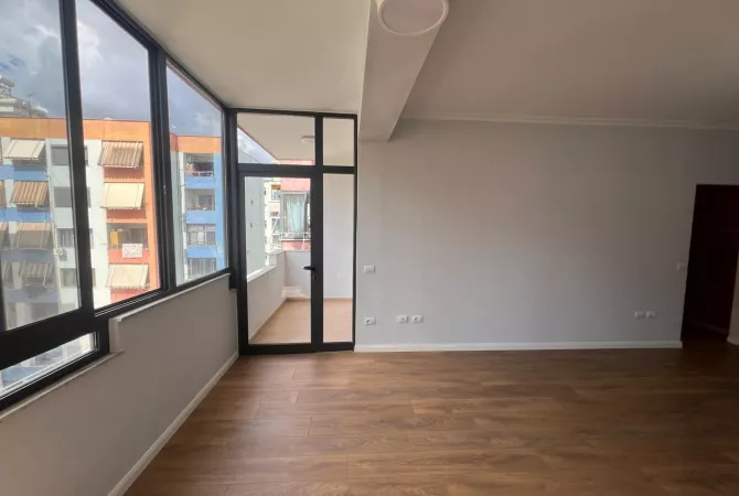 Shtepi ne shitje Apartament ne Tirane, 2+1, Mobilimi Bosh, pa mobiluar, Pagesa 129,000  Euro.