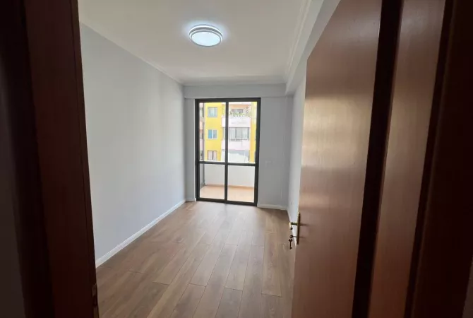 Shtepi ne shitje Apartament ne Tirane, 2+1, Mobilimi Bosh, pa mobiluar, Pagesa 129,000  Euro.