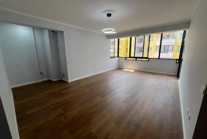 Shtepi ne shitje Apartament ne Tirane, 2+1, Mobilimi Bosh, pa mobiluar, Pagesa 129,000  Euro.