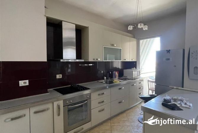 Shtepi ne shitje Apartament ne Tirane, 2+1, Mobilimi E mobiluar, Pagesa 165,000  Euro.