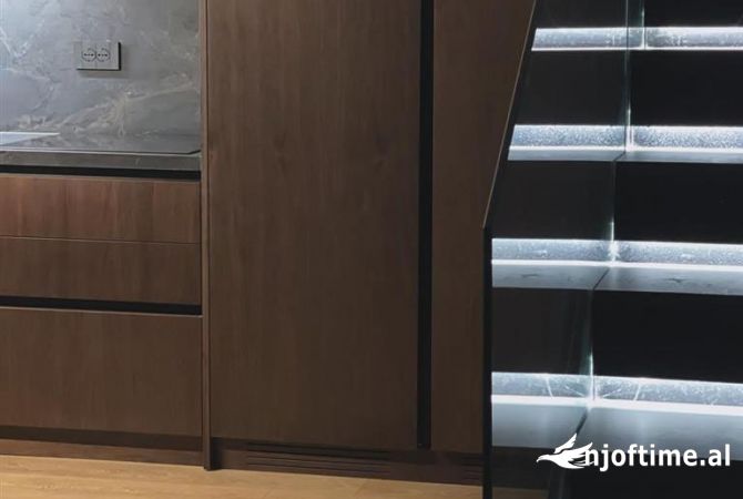 Shtepi ne shitje Apartament ne Tirane, 3+1, Mobilimi E mobiluar, Pagesa 446,000  Euro.