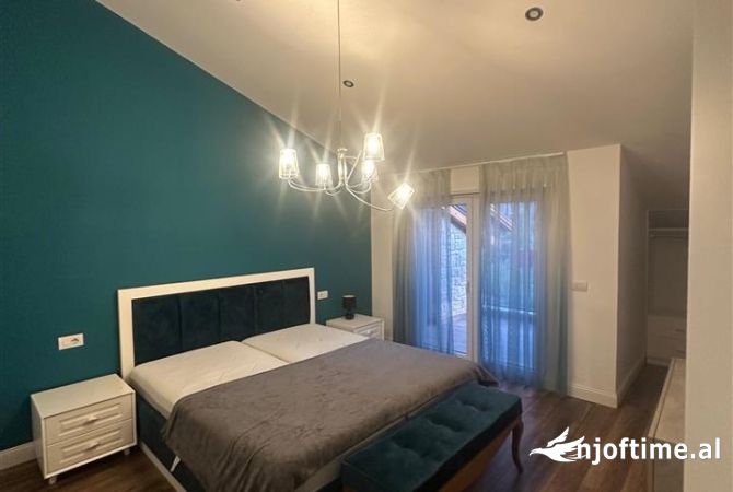 Shtepi me qera Penthose(kati i fundit panoramik) ne Tirane, 3+1, Mobilimi E mobiluar, Pagesa 1,500  Euro.