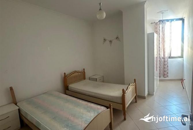 Shtepi ne shitje Apartament ne Tirane, 2+1, Mobilimi E mobiluar, Pagesa 150,000  Euro.