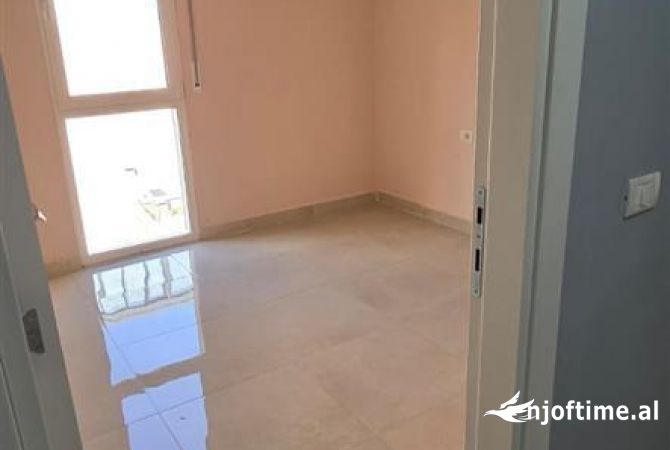 Shtepi ne shitje Apartament ne Tirane, 2+1, Mobilimi E mobiluar, Pagesa 193,000  Euro.