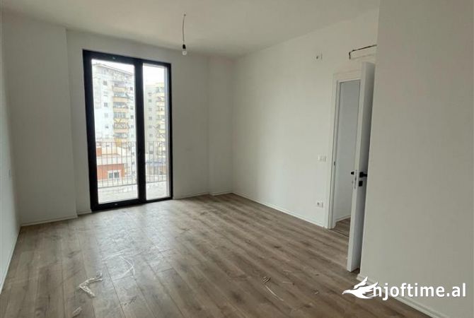 Shtepi ne shitje Apartament ne Tirane, 1+1, Mobilimi Bosh, pa mobiluar, Pagesa 2,940,000  Euro.