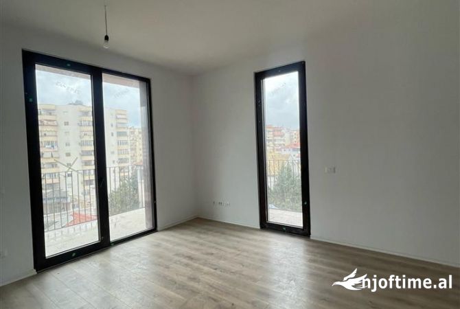 Shtepi ne shitje Apartament ne Tirane, 1+1, Mobilimi Bosh, pa mobiluar, Pagesa 2,940,000  Euro.
