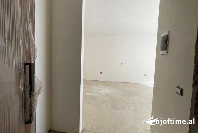 Shtepi ne shitje Apartament ne Tirane, 2+1, Mobilimi Bosh, pa mobiluar, Pagesa 1,710,000  Euro.