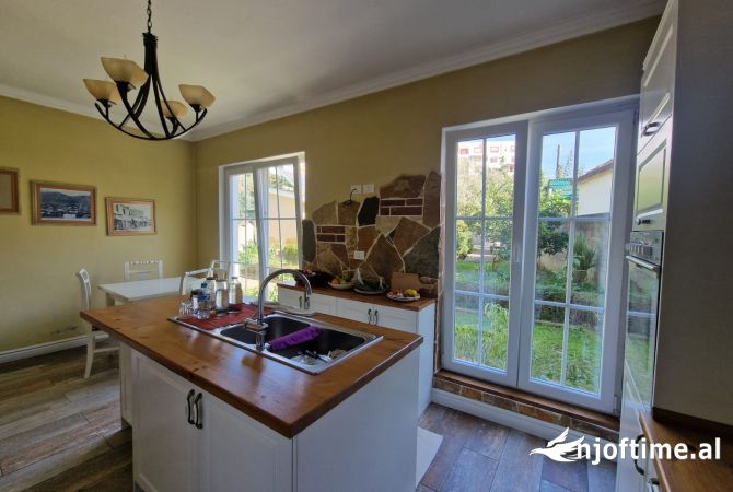 Shtepi ne shitje Shtepi Private ne Tirane, 3+1, Mobilimi E mobiluar, Pagesa 360,000  Euro.