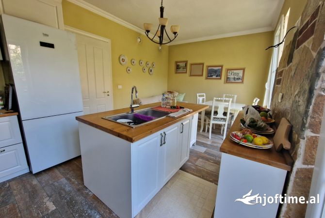 Shtepi ne shitje Shtepi Private ne Tirane, 3+1, Mobilimi E mobiluar, Pagesa 360,000  Euro.