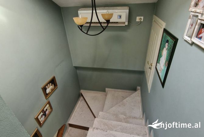 Shtepi ne shitje Shtepi Private ne Tirane, 3+1, Mobilimi E mobiluar, Pagesa 360,000  Euro.