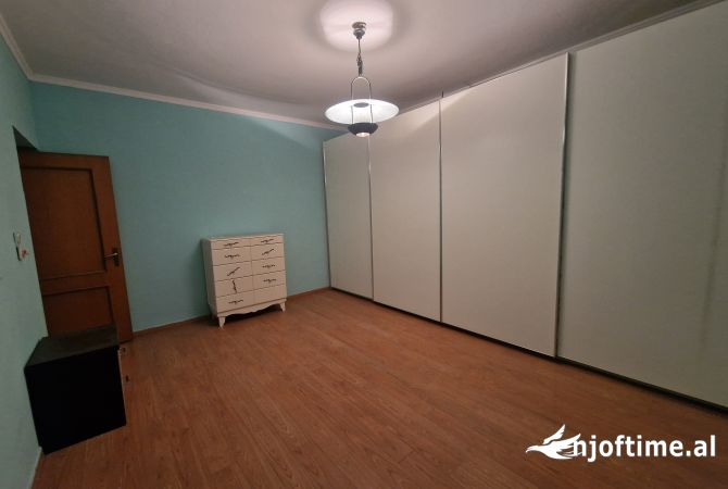 Shtepi ne shitje Apartament ne Tirane, 5+1, Mobilimi E mobiluar, Pagesa 242,000  Euro.