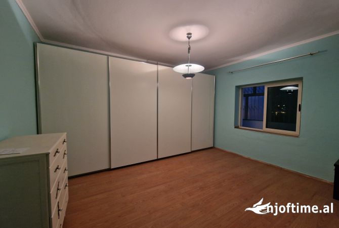 Shtepi ne shitje Apartament ne Tirane, 5+1, Mobilimi E mobiluar, Pagesa 242,000  Euro.