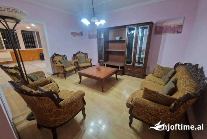 Shtepi ne shitje Apartament ne Tirane, 5+1, Mobilimi E mobiluar, Pagesa 242,000  Euro.