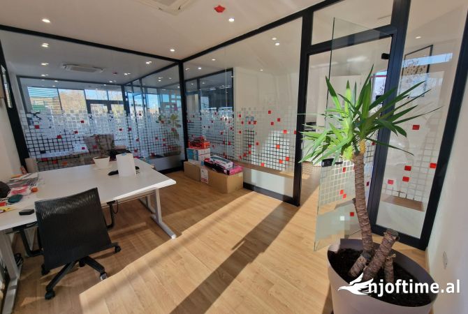 Jepet me qira godine kater kate, buze rruge kryesore ne Sauk, Tirane!