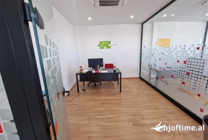 Jepet me qira godine kater kate, buze rruge kryesore ne Sauk, Tirane!