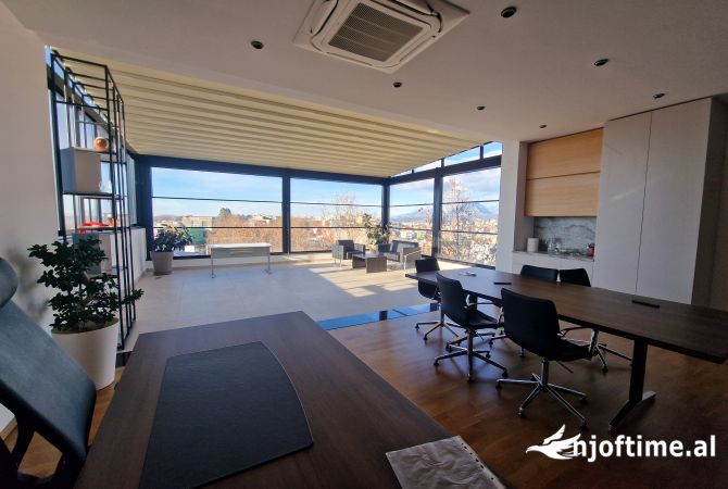 Jepet me qira godine kater kate, buze rruge kryesore ne Sauk, Tirane!