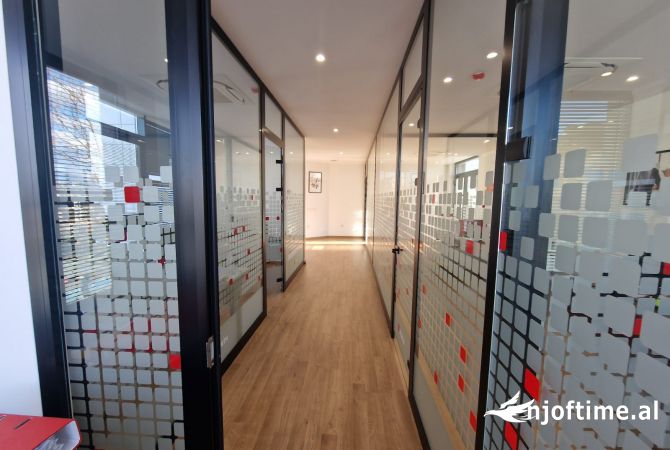 Jepet me qira godine kater kate, buze rruge kryesore ne Sauk, Tirane!